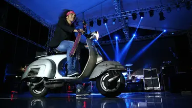 Slank Konser Ultah Ke 34 Kaka Naik Vespa News Entertainment Fimela Com