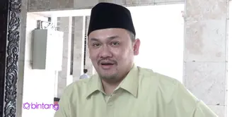 Farhat Abbas sudah tidak mau tau dengan urusan maupun karir Regina Andriane Saputri di dunia musik. Menurutnya, kemunculan karir Regina di dunia hiburan terlalu dadakan.