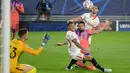 Striker Chelsea Olivier Giroud mencetak gol melewati kiper Sevilla Alfonso Pastor pada matchday kelima Grup E Liga Champions di Estadio Ramon Sanchez Pizjuan, Sevilla, Kamis (3/12/2020) dinihari WIB. Olivier Giroud memborong empat gol saat Chelsea mencukur Sevilla 4-0. (CRISTINA QUICLER/AFP)