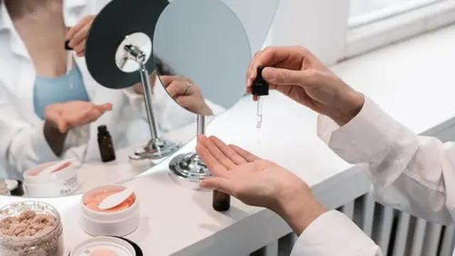 Menggunakan Eye Cream