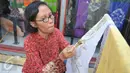 Seorang ibu membatik tulis bersama di Kampung Batik di Palbatu, Jakarta, Jumat (2/10). Kegiatan dalam rangka memperingati Hari Batik Nasional tersebut untuk memupuk rasa cinta akan batik sebagai warisan budaya asli Indonesia. (Liputan6.com/Gempur M Surya)