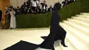 Tampilan Kim Kardashian yang sangat misterius berupa pakaian tertutup serba hitam dari ujung kepala hingga kaki sukses menjadi perbincangan. Kim tampil unik pada acara Met Gala 2021 yang berlangsung, Senin 13 September 2021. (Evan Agostini/Invision/AP)