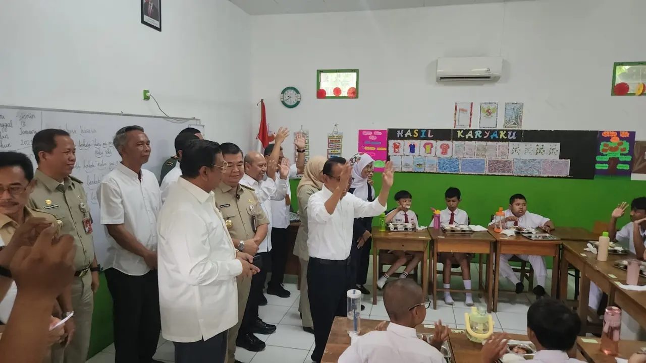 Menteri Koordinator Pembangunan Manusia dan Kebudayaan (Menko PMK) Pratikno bersama Penjabat (Pj) Gubernur Jakarta Teguh Setyabudi
