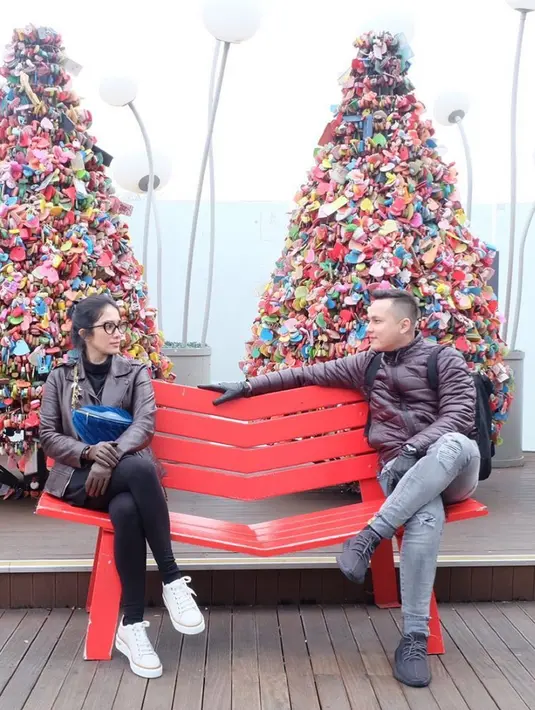 Salah satu tempat di Korea yang wajib dikunjungi ialah berfoto dengan latar belakang gembok cinta. Hal ini pun dilakukan oleh keduanya yang nampak seperti pasangan kekasih yang baru saja kasmaran.  (Liputan6.com/IG/@andhiiikapratama).