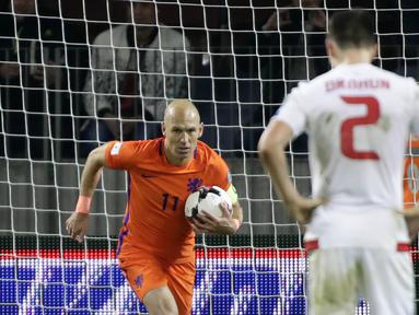 Gelandang Belanda, Arjen Robben, merayakan gol yang dicetaknya ke gawang Belarusia pada laga kualifikasi Piala Dunia 2018 di Stadion Borisov Arena, Borisov, Sabtu (7/10/2017). Belarusia kalah 1-3 dari Belanda. (AP/Sergei Grits)