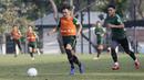 Pemain Timnas Indonesia U-22, Witan Sulaeman, menggiring bola saat latihan di Lapangan ABC, Senayan, Jakarta, Sabtu (12/1). Witan menjadi pemain termuda dalam seleksi Timnas Indonesia U-22 dengan usia 17 tahun. (Bola.com/M Iqbal Ichsan)
