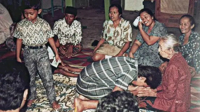 Indonesia tempo dulu sangat terlihat momen kebersamaannya. Belum ada smartphone, anak muda pada zaman tersebut larut dalam kegembiraan Lebaran bersama keluarga.
