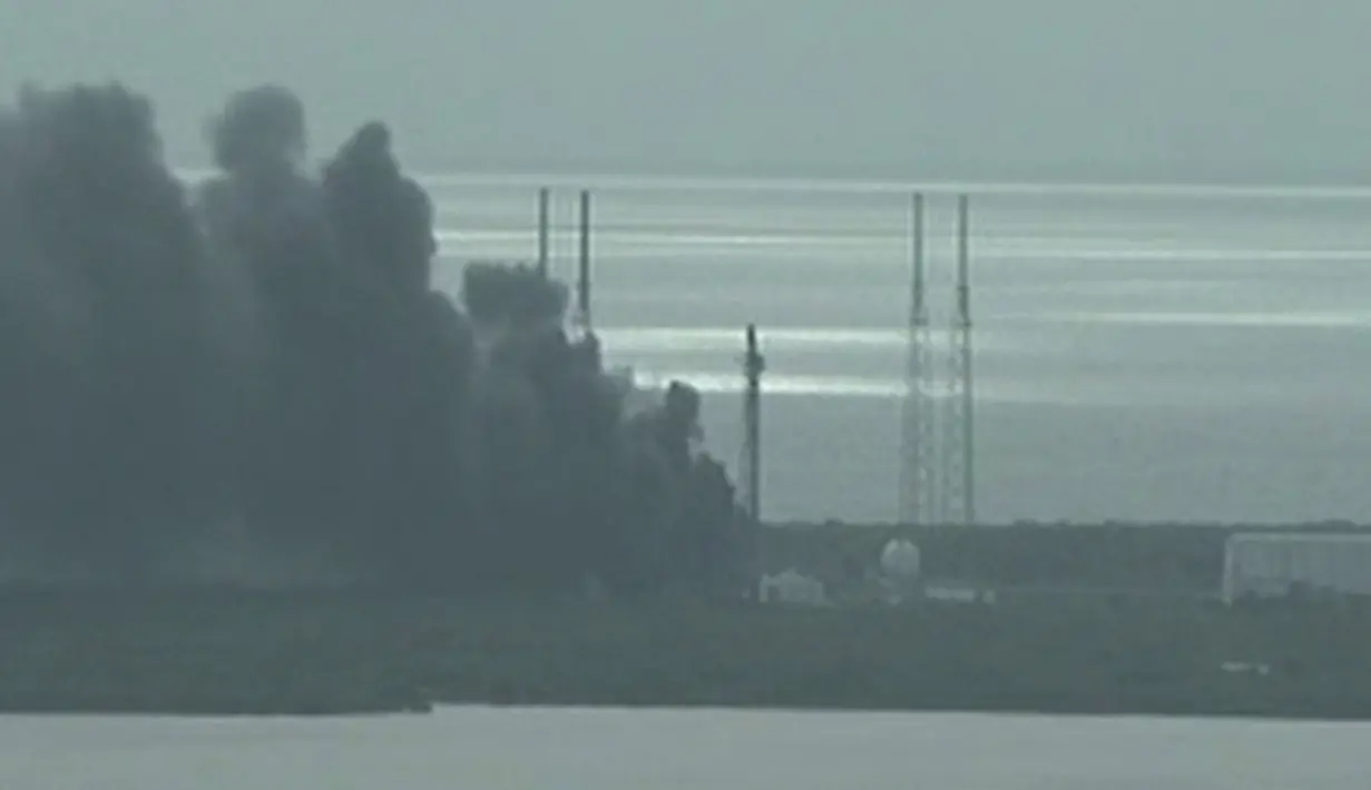 Kepulan asap hitam mengudara dari lokasi ledakan Roket SpaceX Falcon 9 saat uji coba peluncuran di Florida, Kamis (1/9). Pesawat ini pekan depan rencananya akan mengangkut satelit komunikasi pertama Facebook ke luar angkasa. (NASA TV/Handout via REUTERS)