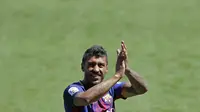 Gelandang baru Barcelona, Paulinho, saat diperkenalkan di Stadion Camp Nou, Kamis (17/7/2017). Pria asal Brasil ini resmi berseragam Barcelona setelah ditebus dari Guangzhou Evergrande. (AP/Manu Fernandez)