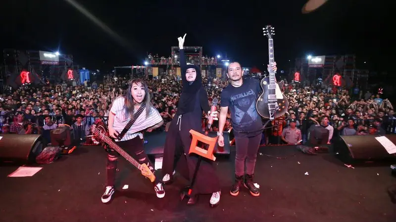 [Bintang] Bisa Tampil Rock, Ini 8 Foto Tantri Kotak Saat Berhijab