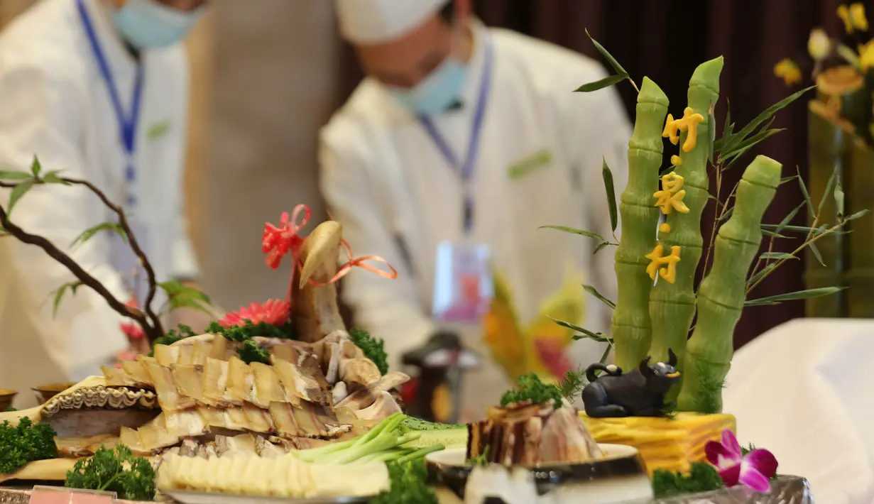 Para chef menyiapkan hidangan dalam sebuah kompetisi memasak di Wilayah Yinan di Kota Linyi, Provinsi Shandong, China timur (12/12/2020). (Xinhua/Wang Yanbing)