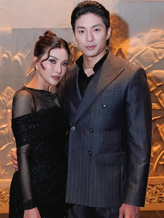 Sarwendah mengenakan long dress hitam blink-blink model semi transparan pada bagian pundak dan lengan. Didampingi kekasihnya, Gio yang mengenakan setelan jas. [@sarwendah29]