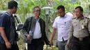Kepala KPP Pratama Ambon La Masikamba (dua kiri) saat tiba di Gedung KPK, Jakarta, Kamis (4/10). Satgas KPK mengamankan uang senilai Rp 100 juta diduga terkait upaya pengurangan pajak yang harus dibayar dalam OTT Ambon. (Merdeka.com/Dwi Narwoko)