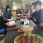 Pengunjung kuliner ikan bakar di lesehan pinggir Waduk Tempuran, Blora, Jawa Tengah.