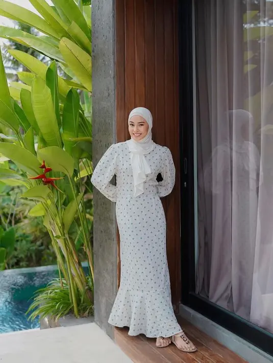 Dress panjang bermotif polkadot dengan lengan puff dan bawahan model mermaid juga cocok untuk lebaran cukup padukan dengan kerudung putih model lilit seperti Dara. [@daraarafah]