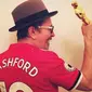 Gary Oldman, pemenang Oscar 2018 yang memakai kostum Manchester United dengan nama Marcus Rashford (Foto: Instagram)