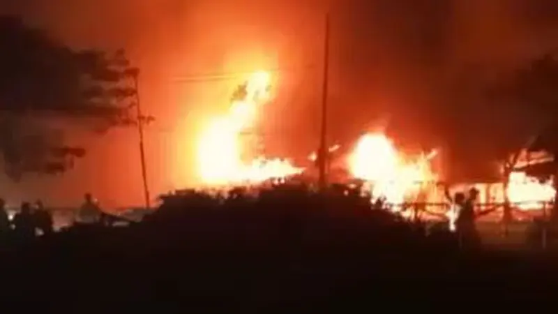 Lokasi relokasi Pasar Johar terbakar, Rabu malam (2/2/2022). (Foto: Liputan6.com/Istimewa)
