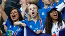 Para suporter cantik Islandia berteriak memberi semangat timnas Islandia saat melawan timnas Perancis dalam Perempat Final Piala Eropa 2016 di Stade de France, Prancis, (3/7).  (Reuters/Carl Recine)