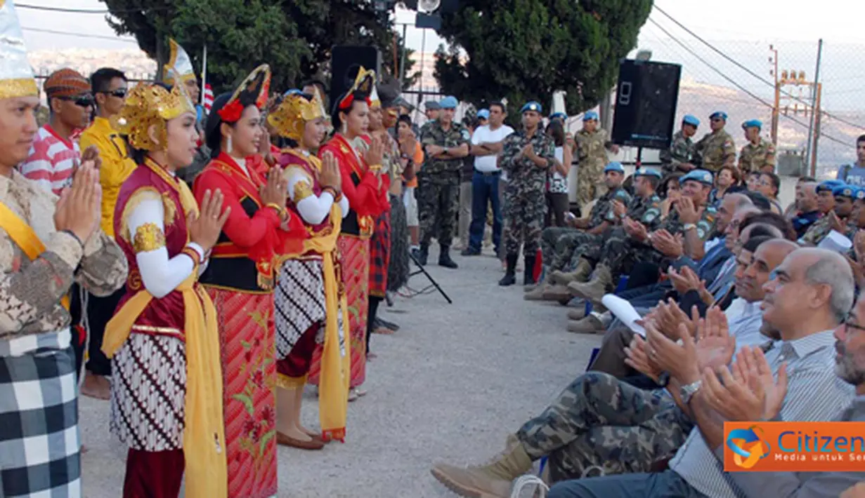 Marching band dan peragaan busana adat Indonesia yang ditampilkan prajurit TNI mampu menghipnotis pengunjung yang hadir dalam acara penutupan Festival Summer Camp di wilayah Kleyaa, Lebanon Selatan, Jumat (19/8/2011). (Pengirim: Badarudin B)