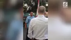 Sang warga asing yang jadi sasaran omelan terlihat tidak mempedulikan ocehan tersebut. 