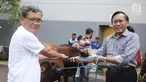 Direktur SCM Imam Sudjarwo menyerahkan 1 ekor sapi ke perwakilan camat Duri Kepa saat penyerahan hewan kurban 1439 H di Studio 5 Indosiar, Jakarta, Kamis (16/8). SCM membagikan hewan kurban sebanyak 5 sapi dan 45 kambing. (Liputan6.com/Herman Zakharia)