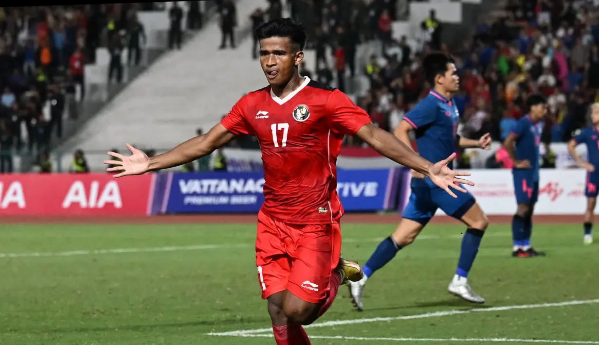 <p>Pemain Timnas Thailand U-22, Irfan Jauhari melakukan selebrasi setelah mencetak gol ketiga timnya ke gawang Thailand pada laga final sepak bola SEA Games 2023 di Olympic Stadium, Phnom Penh, Kamboja, Selasa (16/05/2023). (AFP/Mohd Rasfan)</p>