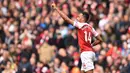 Striker Arsenal, Pierre-Emerick Aubameyang, merayakan gol yang dicetaknya ke gawang Brighton pada laga Premier League di Stadion Emirates, London, Minggu (5/5) Kedua klub bermain imbang 1-1. (AFP/Glyn Kirk)