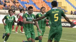 Striker Persebaya United, Pedro Javier, merayakan gol yang dicetaknya ke gawang Persiba Balikpapan dalam lanjutan Piala Presiden 2015 di Stadion Si Jalak Harupat, Bandung. Kamis (10/9/2015). (Bola.com/Vitalis Yogi Trisna)