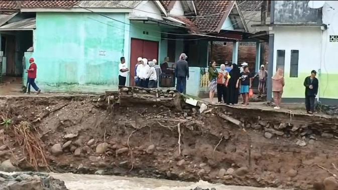 Kantor Desa di Sukabumi Hancur Diterjang Banjir, Data Penting Hilang
