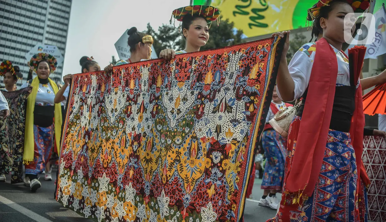 Sejumlah penari dari Yayasan Belantara Budaya Indonesia menampilkan tarian tradisional saat Parade Budaya dalam pelaksanaan Car Free Day di kawasan Bundaran HI, Jakarta, Minggu (10/9/2023). (Liputan6.com/Faizal Fanani)