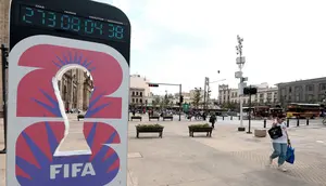 Tahap pertama yang juga disebut "Visa Presale Draw" mengharuskan suporter untuk mendaftarkan Kode Identifikasi Penggemar (Fan ID) di laman resmi FIFA. Hanya pemegang kartu Visa berusia di atas 18 tahun yang dapat mendaftar. (ULISES RUIZ/AFP)