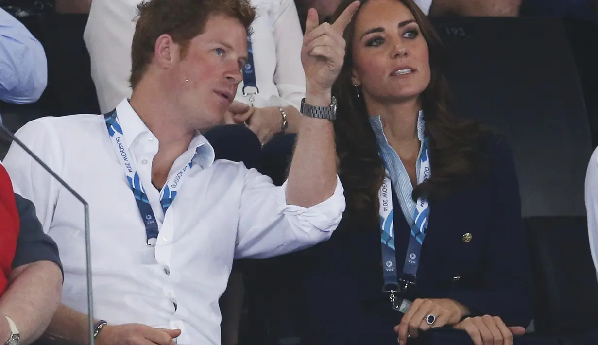 Kate Middleton dan Pangeran Harry terlihat sangat akrab saat menyaksikan pertandingan renang di Skotlandia, Senin (28/7/14). (REUTERS/Phil Noble) 