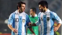 Dua penyerang Timnas Argentina Lionel Messi (kiri) dan Sergio 'Kun' Aguero merayakan gol penyeimbang 1-1 saat melawan Bolivia dalam partai perdana Copa America di La Plata, 1 Juli 2011. AFP PHOTO/ANTONIO SCORZA