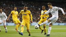 Para pemain Juventus menutup ruang tembak Cristiano Ronaldo pada leg kedua perempat final Liga Champions di Santiago Bernabeu stadium, Madrid, (11/4/2018).  Real Madrid menang agregat 4-3. (AP/Francisco Seco)