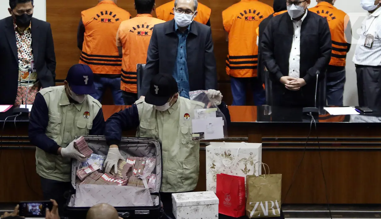 Petugas menunjukkan sejumlah barang bukti hasil OTT Bupati Penajam Paser Utara Kalimantan Timur, Abdul Gafur Mas’ud, Gedung KPK, Jakarta, Kamis (13/1/2022). Abdul Gafur Mas’ud ditetapkan sebagai tersangka kasus dugaan suap pengadaan barang dan jasa serta perijinan. (Liputan6.com/Helmi Fithriansyah)