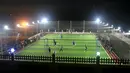 Warga Palestina bermain sepak bola di lapangan futsal, Khan Younis, Jalur Gaza, (4/6). Jalur Gaza merupakan kawasan konflik antara Israel dan Palestina. (REUTERS / Ibraheem Abu Mustafa)