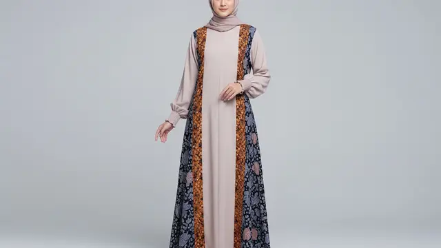 Gamis Batik dengan Detail Smock di Lengan