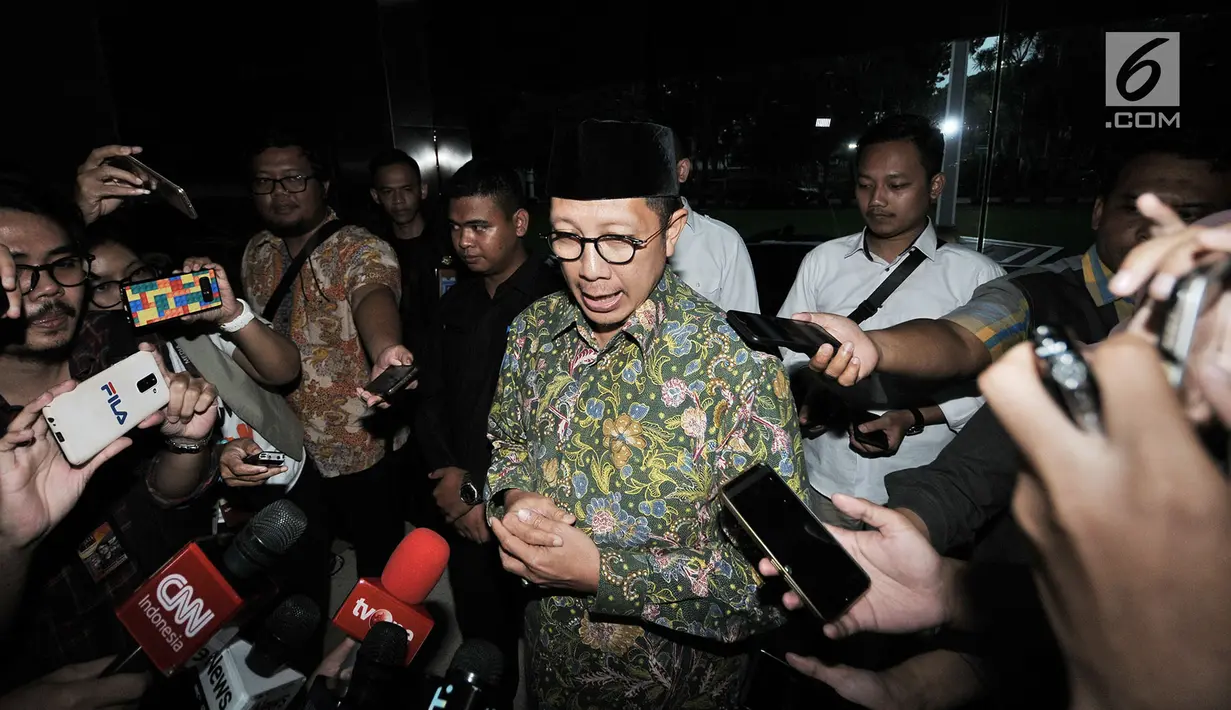 Menag Lukman Hakim Saifuddin memberi keterangan kepada awak media di Kantor Kementerian Agama, Jakarta, Senin (18/3). Lukman Hakim mendatangi kantor Kemenag setelah ruang kerjanya disegel dan digeledah penyidik KPK. (merdeka.com/Iqbal S. Nugroho)