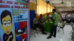 Petugas melakukan perekaman data E-KTP di SMKN 28, Jakarta, Kamis (10/1). Dukcapil Jaksel menyambangi 34 SMA/SMK sederajat sebagai program jemput bola perekaman data siswa yang akan masuk usia 17 tahun hingga Maret 2019 ini. (Merdeka.com/Imam Buhori)