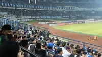 Suasana Stadion Gelora Bandung Lautan Api (GBLA) saat Persib Bandung berjumpa Persebaya Surabaya dalam lanjutan Piala Presiden 2022, Jumat (18/6/2022). (Bola.com/Erwin Snaz)