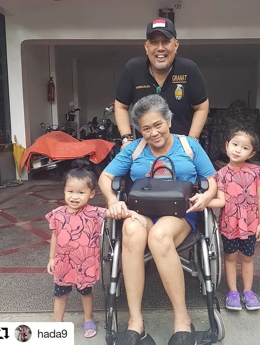 "Sejauh ini Alhamdulillah dari yang geletak aja di tempat tidur, sekarang sudah ke mana-mana. Walau di kursi roda selalu aku temenin. Pengobatannya hanya medis. Dan kemajuannya bagus banget," jelas Indro Warkop. (Nurwahyunan/Bintang.com)