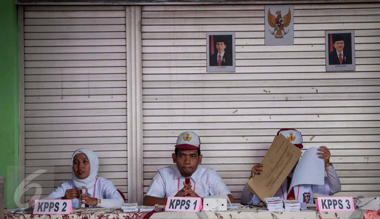 Petugas KPPS berseragam pelajar sekolah dasar menunggu warga yang akan menggunakan hak pilih pada Pilkada DKI 2017 di TPS 45 Kelurahan Kebon Pala, Jakarta, Rabu (15/2). Hal itu dilakukan untuk menarik warga datang ke TPS. (Liputan6.com/Gempur M Surya)