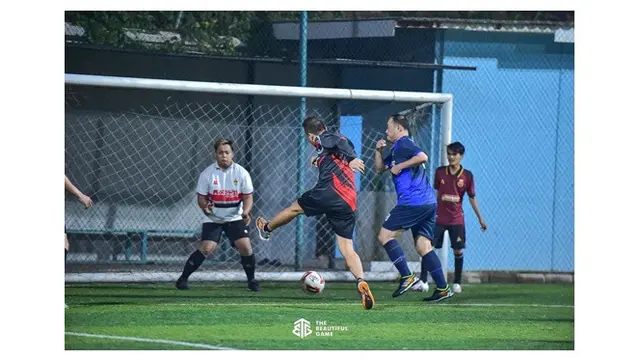 6 Potret Ayah Tiara Andini Semangat Main Sepak Bola, Pamer Tendangan Ciamik