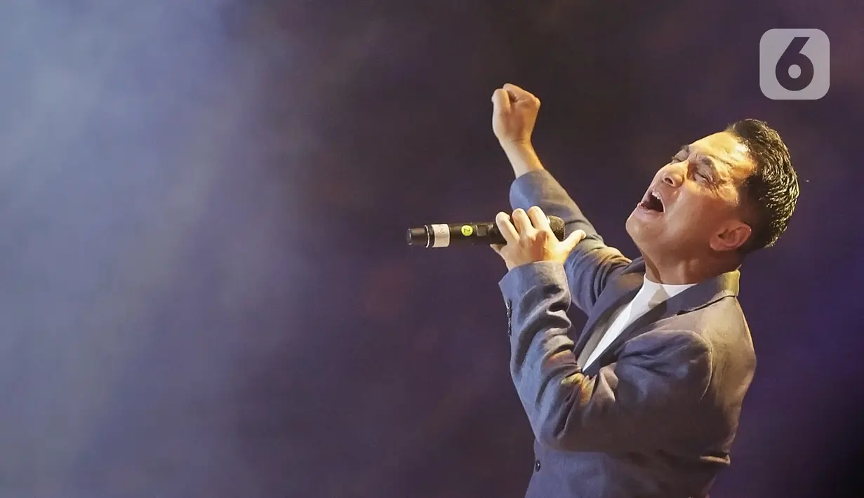 Aksi panggung Fatur Java Jive saat konser Inspirasi Cinta Yovie and His Friends di Sasana Budaya Ganesha (Sabuga) ITB, Bandung, Rabu (20/11/2019). Lebih 30 lagu hits ciptaan Yovie dibawakan dengan berbagai versi, memanjakan telinga,visual, dan rasa di konser tersebut. (Fimela.com/Bambang E. Ros)