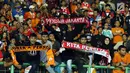 Suporter tim Macan Kemayoran membentangkan syal saat menyaksikan kemenangan Persija atas Arema FC dilanjutan Liga 1 Indonesia di Stadion Patriot Candrabhaga, Bekasi, Jumat (2/6). Persija unggul 2-0 atas Arema FC. (Liputan6.com/Helmi Fithriansyah)