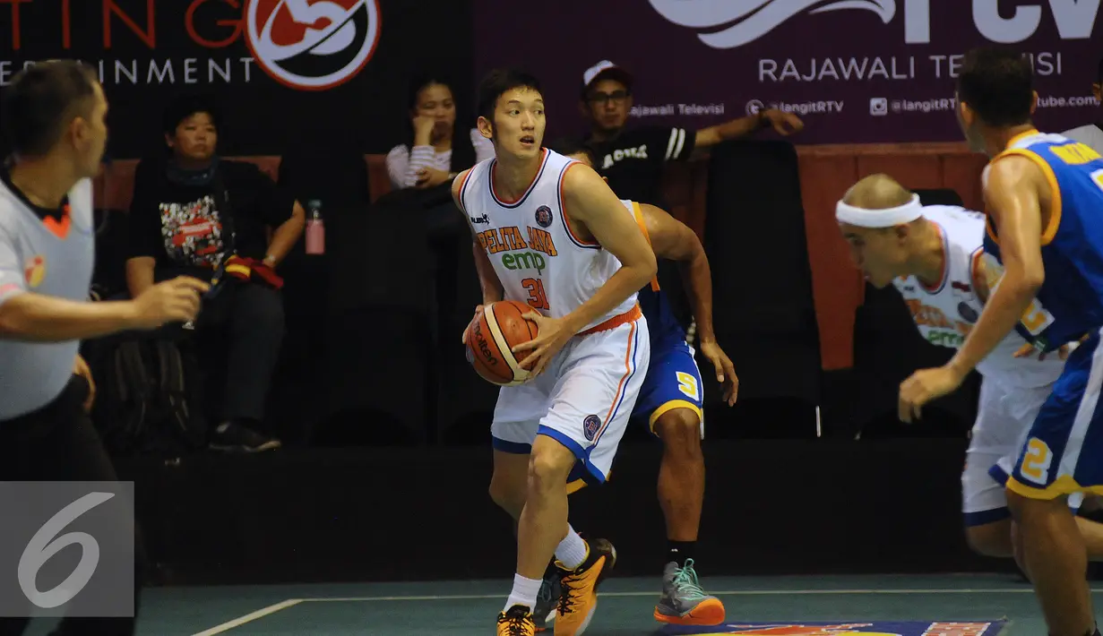 Pebasket Pelita Jaya, Ramli Hendru (kedua kiri) berusaha menguasai bola saat laga melawan Bimasakti di Indonesia Basketball League 2015-2016, Jakarta, Rabu (13/1/2016). Pelita Jaya unggul 86-36. (Liputan6.com/Helmi Fithriansyah)
