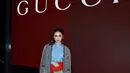 Syifa Hadju menghadiri acara Gucci mengenakan one brand outfit semuanya dari Gucci. Tampil cantik bak boneka Barbie, Syifa Hadju memadukan kemeja biru yang ditumpuk dengan jaket kotak-kotak hitam putih, dan mini skirt berwarna merah yang kontras namun serasi. Syifa Hadju juga memadukan keseluruhan penampilannya dengan loafer hitam dan handbag berwarna hijau. [Foto: Instagram/syifahadju]