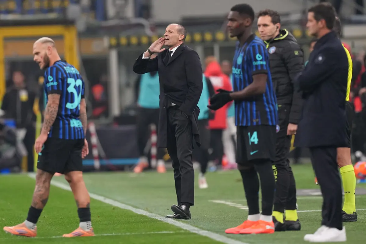 Massimiliano Allegri memberikan instruksi pada skuad AC Milan saat berduel lawan Inter Milan di pekan ke-12 Serie A 2025/2026 di Giuseppe Meazza, Senin (24/11/2025) dini hari WIB (AP Photo/Antonio Calanni)
