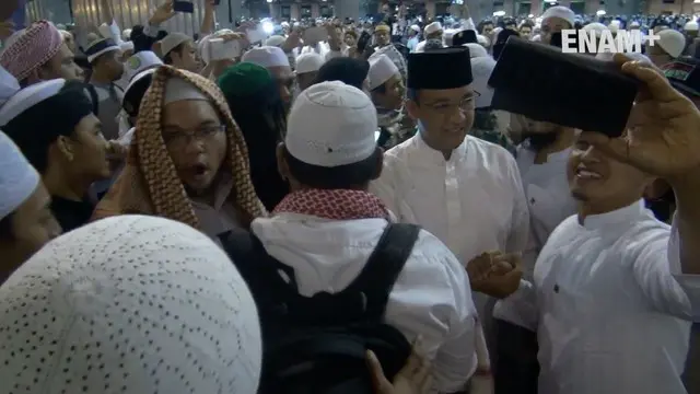 Cagub DKI Jakarta Agus Yudhoyono dan pasangan cagub dan cawagub Anies Baswedan dan Sandiaga Uno mengikuti sholat subuh bersama massa aksi 112 di Mesjid Istiqlal Jakarta