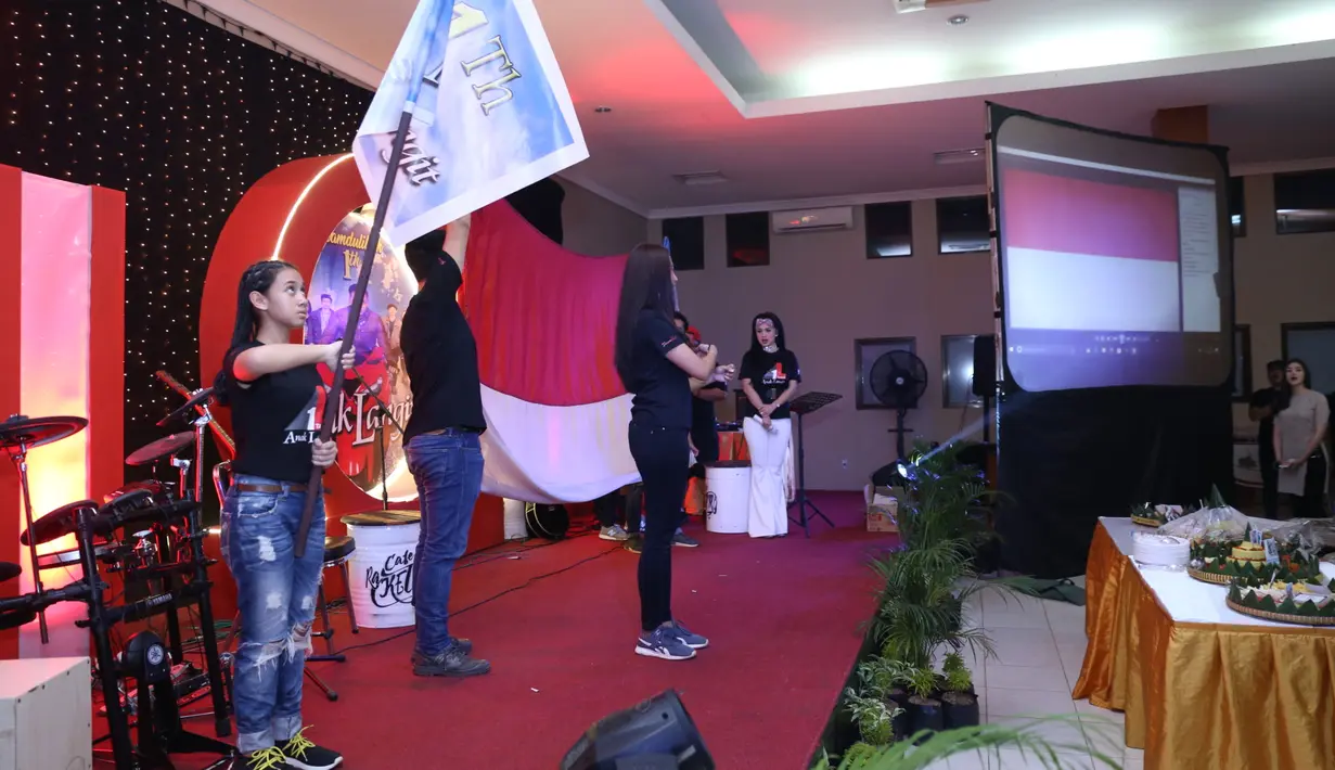 Pesta ultah dimulai sekitar pukul 20.00 WIB dengan sorak ramai dari para pemain dan tim. 'Hidup Anak Langit!' begitu teriakan yang berkali-kali terdengar. (Nurwahyunan/Bintang.com)